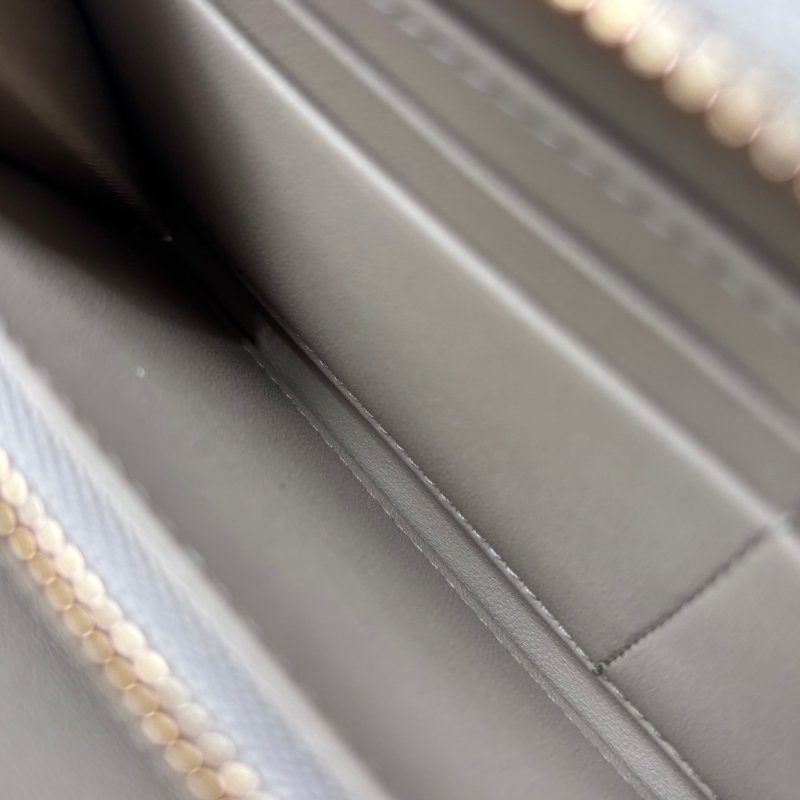 可拆吊飾 ::Christian Dior:: Voyageur 奶灰色ㄇ型 拉鍊長夾-16