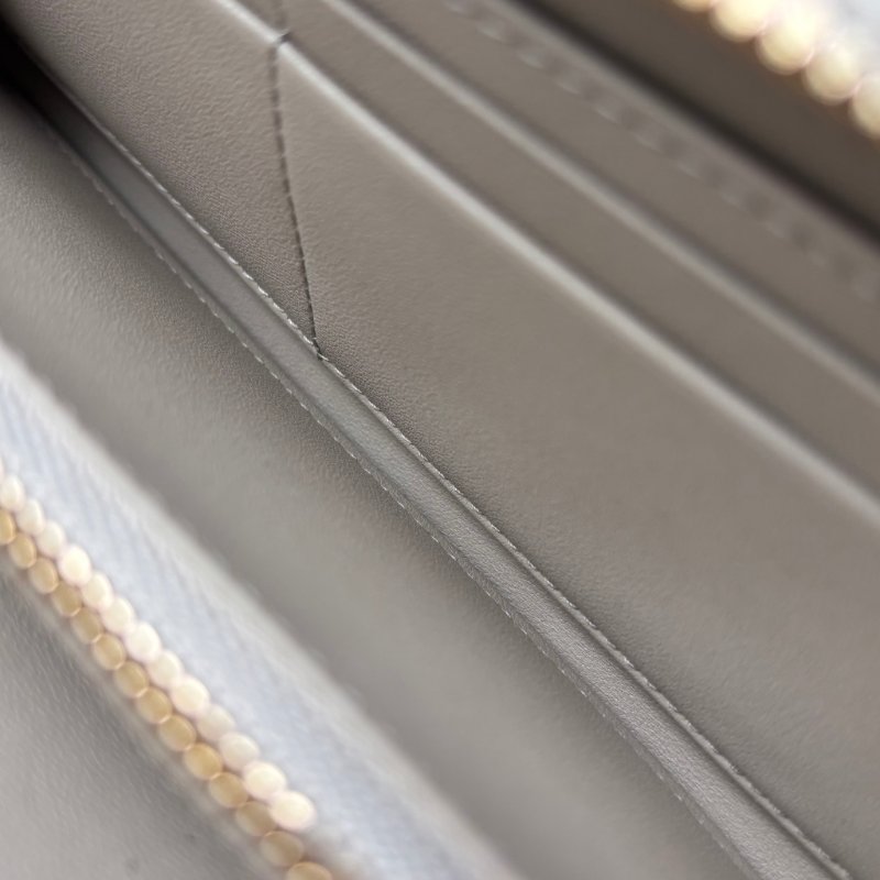 可拆吊飾 ::Christian Dior:: Voyageur 奶灰色ㄇ型 拉鍊長夾-17