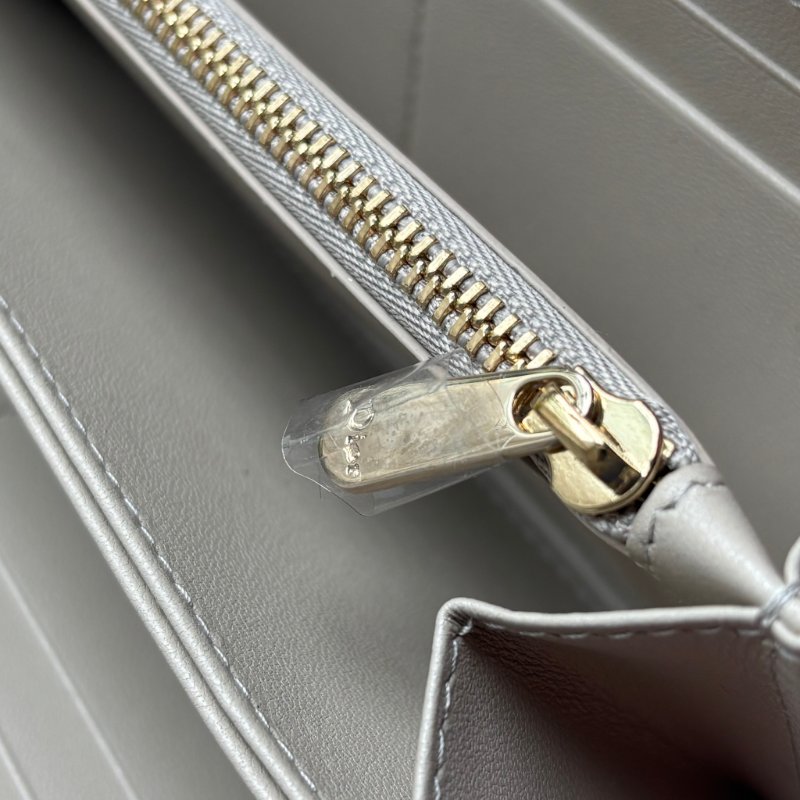 可拆吊飾 ::Christian Dior:: Voyageur 奶灰色ㄇ型 拉鍊長夾-18