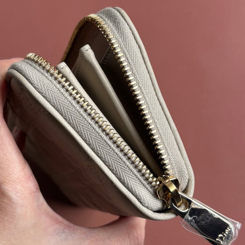 可拆吊飾 ::Christian Dior:: Voyageur 奶灰色ㄇ型 拉鍊長夾-19