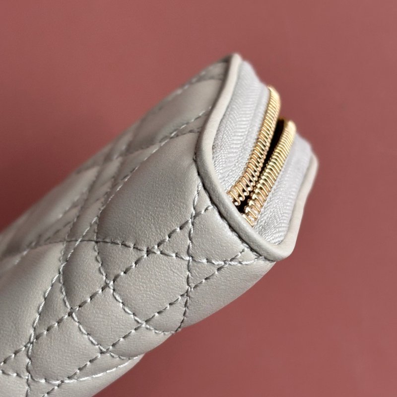 可拆吊飾 ::Christian Dior:: Voyageur 奶灰色ㄇ型 拉鍊長夾-21