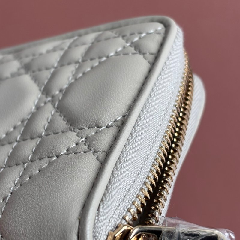 可拆吊飾 ::Christian Dior:: Voyageur 奶灰色ㄇ型 拉鍊長夾-23