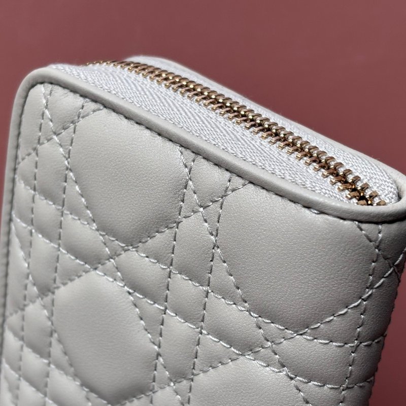 可拆吊飾 ::Christian Dior:: Voyageur 奶灰色ㄇ型 拉鍊長夾-25