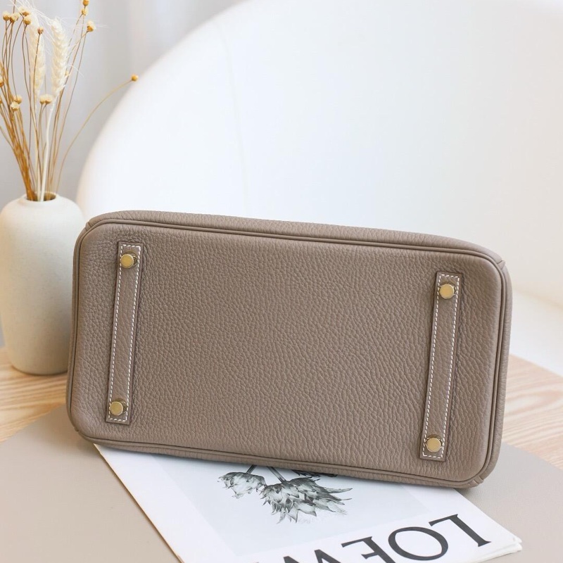 品牌:Hermès 款式:Birkin 30 K刻 TOGO皮 顏色:大象灰 五金:金扣 附件:票據、防塵袋、鎖匙、說明書、中溯證書、配盒 尺寸:30×22×16cm 票據日期:2025年4月-7