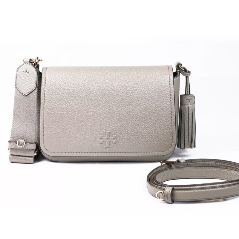 【TORY BURCH】荔枝皮革翻蓋流蘇斜背包-灰(背帶兩款可替換)-0