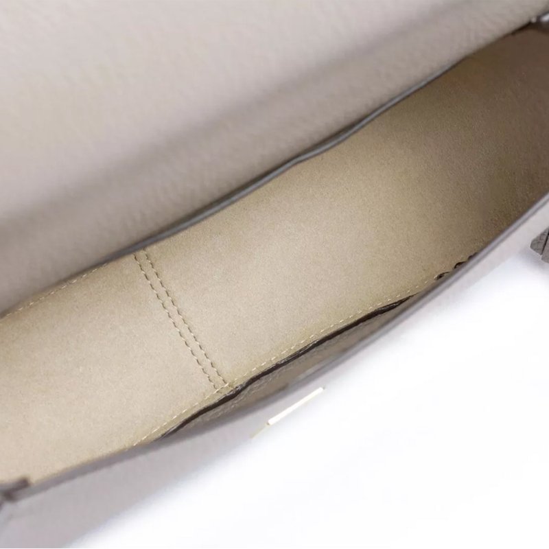 【TORY BURCH】荔枝皮革翻蓋流蘇斜背包-灰(背帶兩款可替換)-1