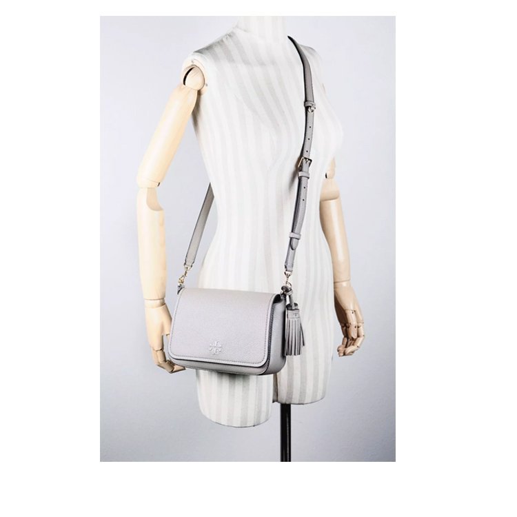 【TORY BURCH】荔枝皮革翻蓋流蘇斜背包-灰(背帶兩款可替換)-5