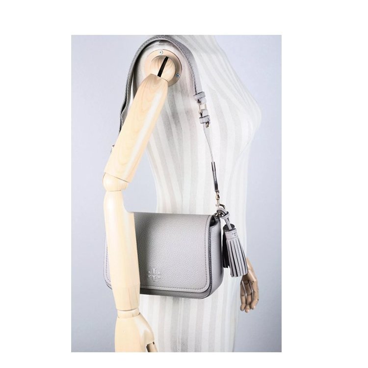 【TORY BURCH】荔枝皮革翻蓋流蘇斜背包-灰(背帶兩款可替換)-6