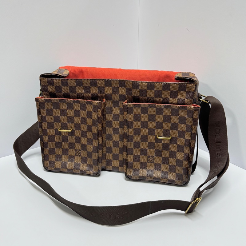 【極新🎁】 LV Damier 棋盤格 郭富城包 郵差包 (專櫃11.7萬)-11