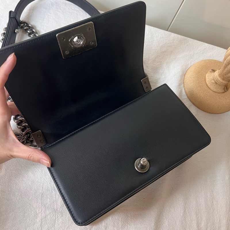 ෆ Chanel boy20黑銀牛皮-11