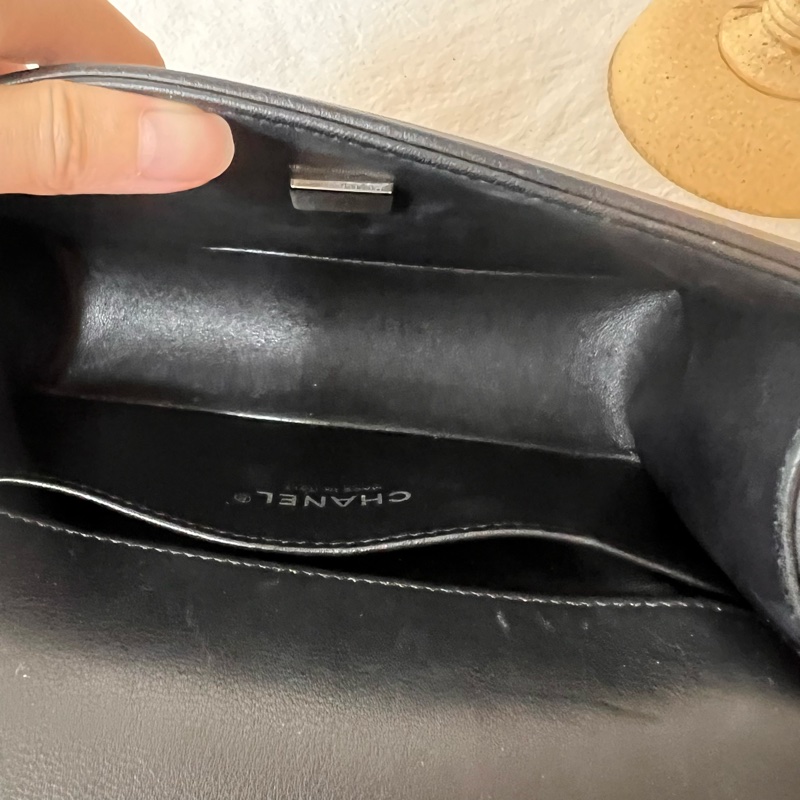 ෆ Chanel boy20黑銀牛皮-12