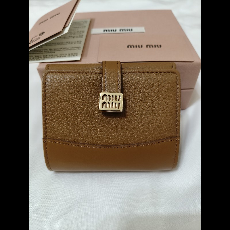 全新正品 miu miu 經典皮革短夾-0