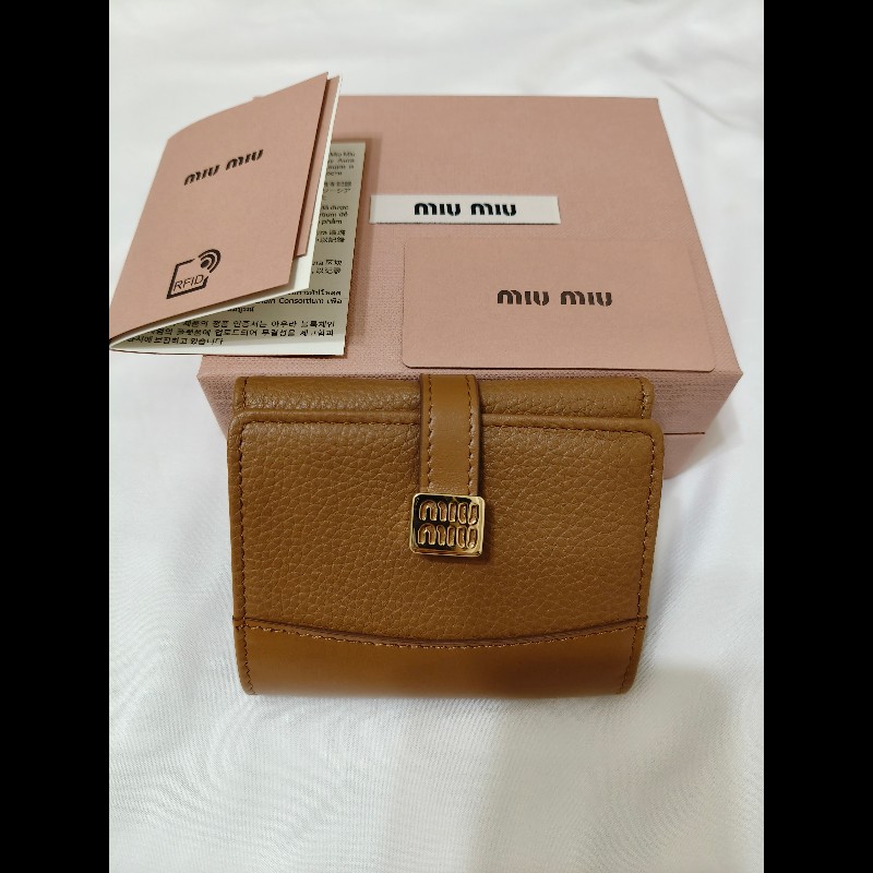 全新正品 miu miu 經典皮革短夾-1