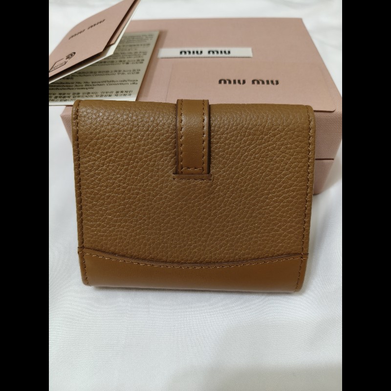 全新正品 miu miu 經典皮革短夾-2