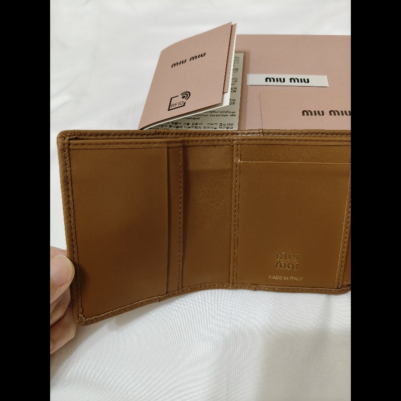 全新正品 miu miu 經典皮革短夾-3
