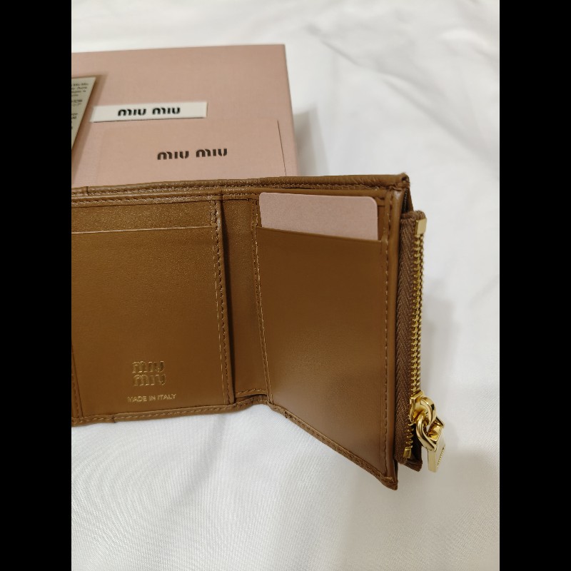 全新正品 miu miu 經典皮革短夾-4
