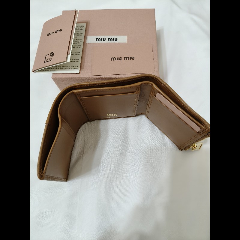 全新正品 miu miu 經典皮革短夾-5