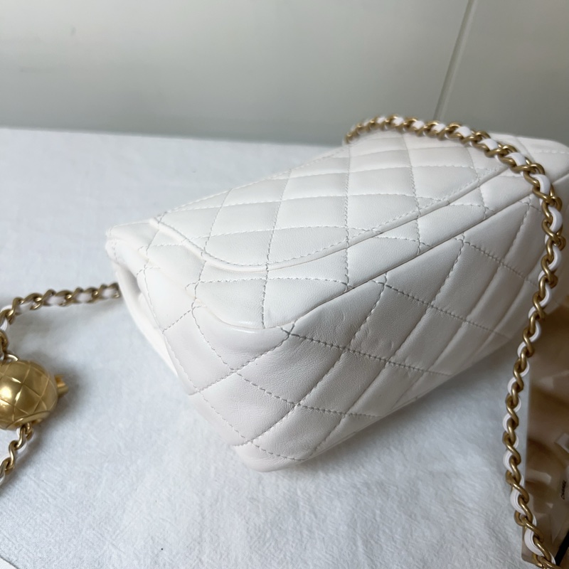 ෆ Chanel 白色金球方胖-9