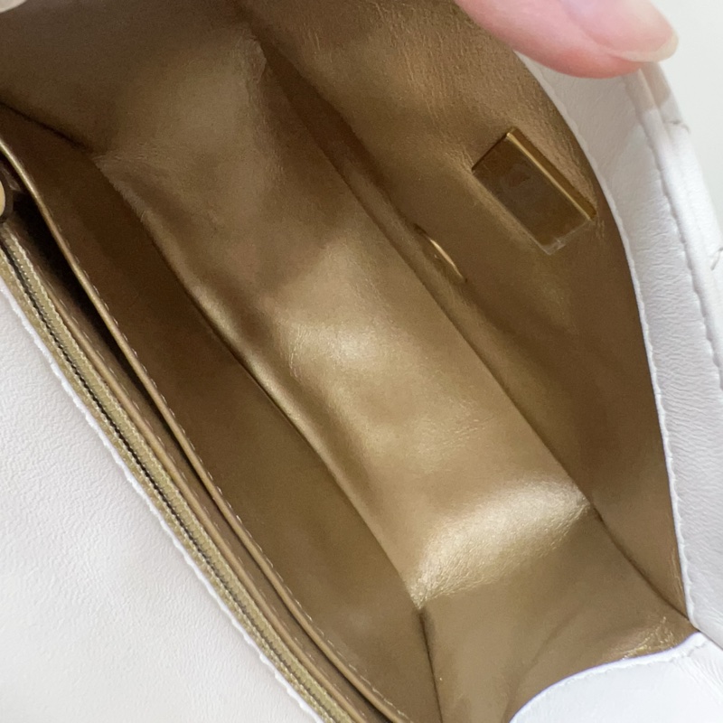 ෆ Chanel 白色金球方胖-13