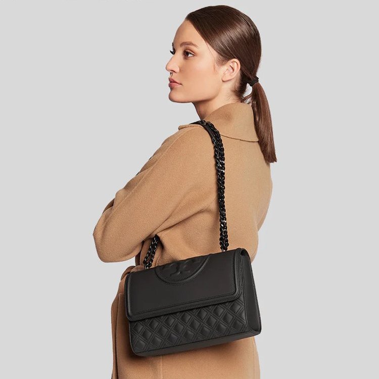 【TORY BURCH】霧面菱格紋翻蓋流蘇肩背包-黑-4