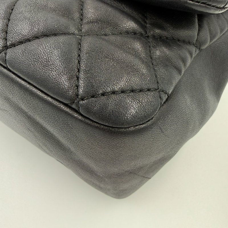 CHANEL - 黑色羊皮菱格銀釦雨衣機場包╻35CM-15