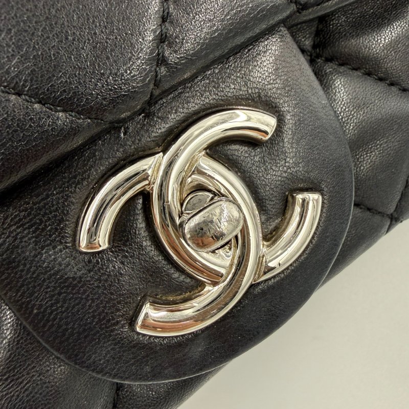 CHANEL - 黑色羊皮菱格銀釦雨衣機場包╻35CM-24