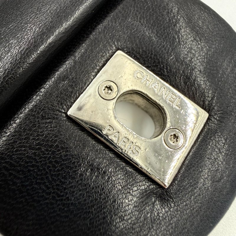 CHANEL - 黑色羊皮菱格銀釦雨衣機場包╻35CM-26