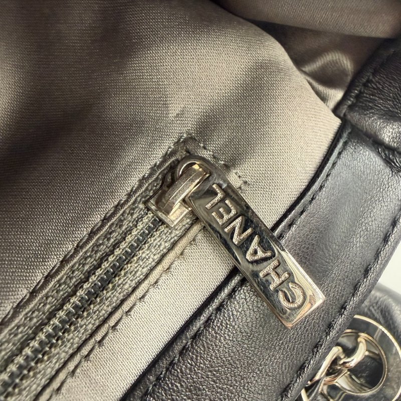 CHANEL - 黑色羊皮菱格銀釦雨衣機場包╻35CM-31