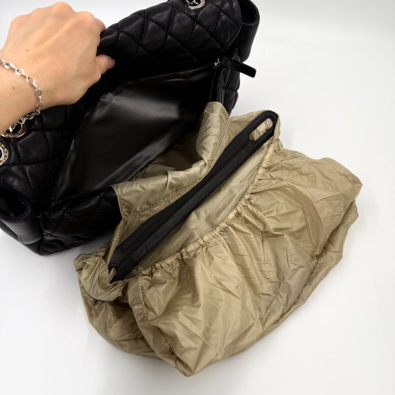 CHANEL - 黑色羊皮菱格銀釦雨衣機場包╻35CM-33