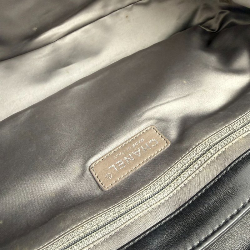 CHANEL - 黑色羊皮菱格銀釦雨衣機場包╻35CM-43