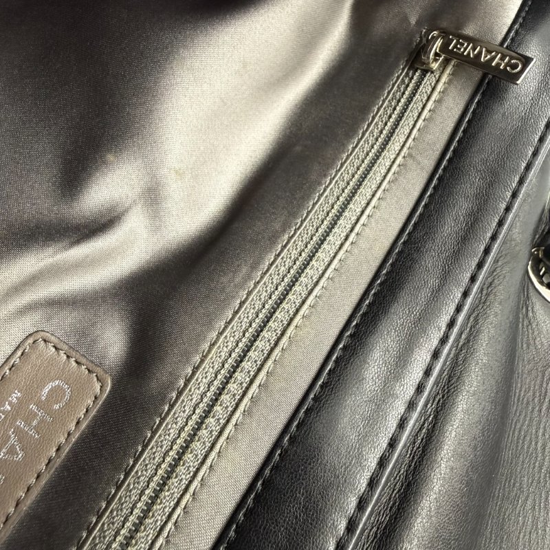 CHANEL - 黑色羊皮菱格銀釦雨衣機場包╻35CM-46