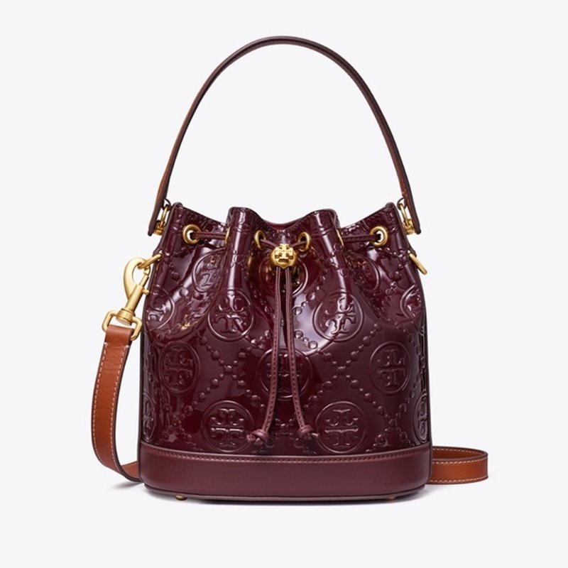 【TORY BURCH】漆皮浮雕LOGO素色束口水桶包/兩用包-酒紅-0