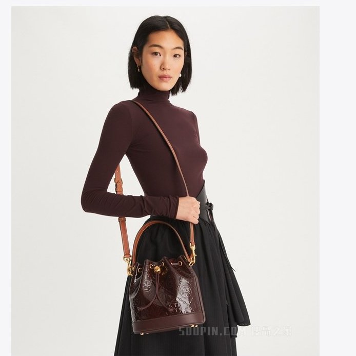 【TORY BURCH】漆皮浮雕LOGO素色束口水桶包/兩用包-酒紅-5