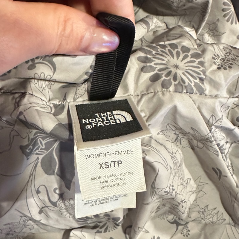 (正品幾乎全新少穿商品無為任何問題)The North Face北臉 女款小尺碼XS黑色保暖麵包羽絨連帽外套-17