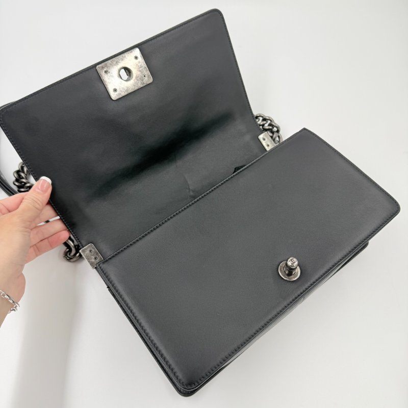 CHANEL - 黑色牛皮大菱格霧銀釦BOY手提斜背包 ╻25CM-26