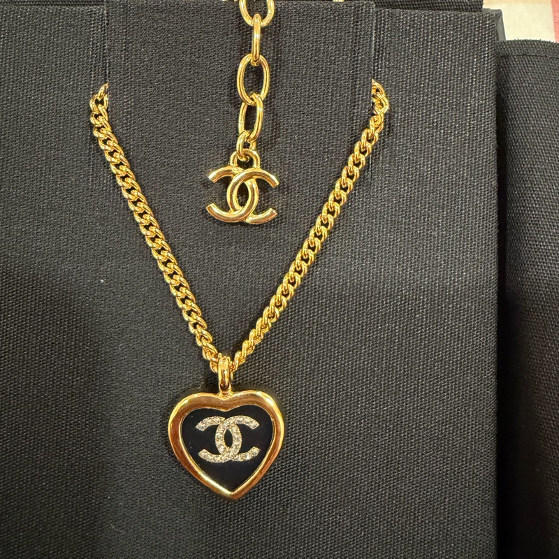 CHANEL 愛心珐瑯水鑽雙C金鍊-1
