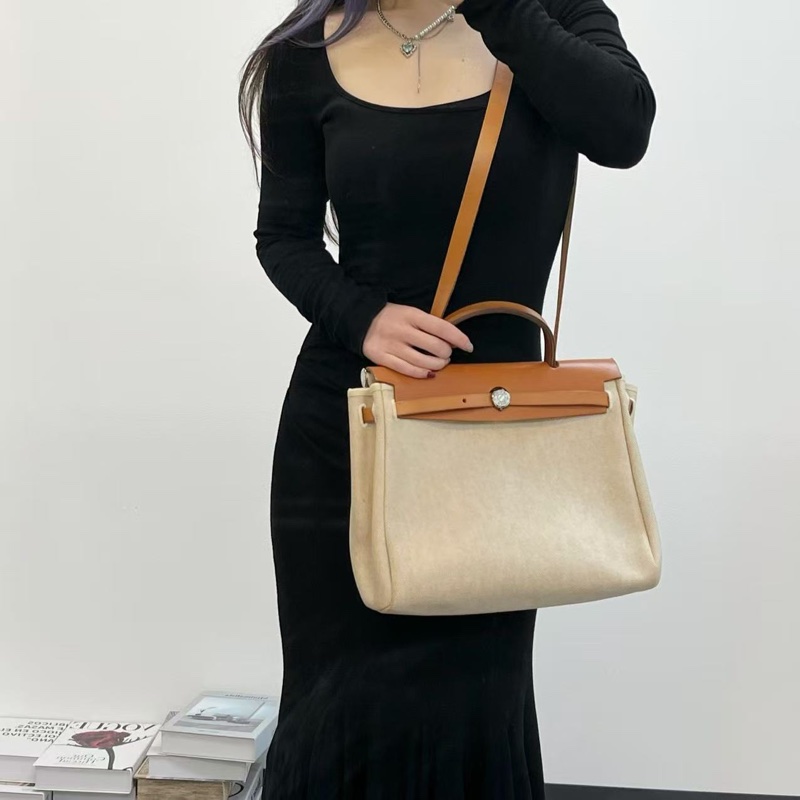 「JL精品代購」愛馬仕米色帆布拼皮2way herbag小號 附黑色替換袋-1