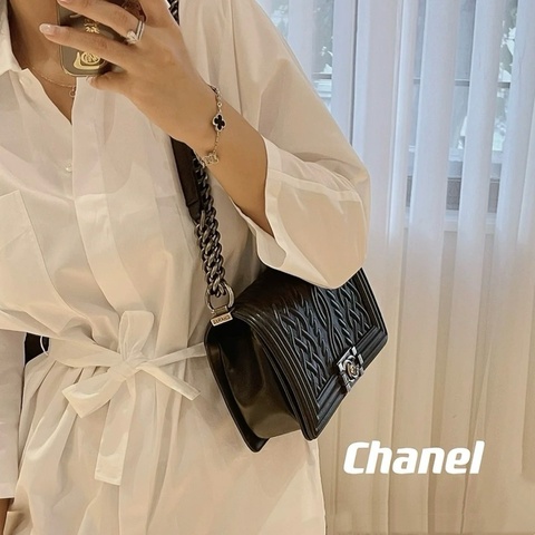 ✨Chanel 黑銀藤蔓 浮雕Leboy 中號 99新🖤