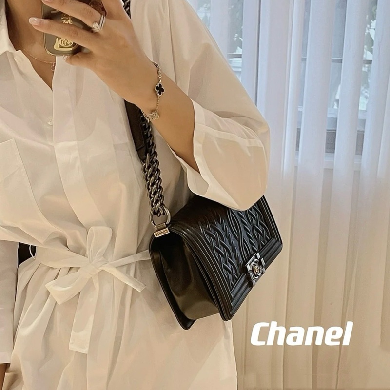 ✨Chanel 黑銀藤蔓 浮雕Leboy 中號 99新🖤-0