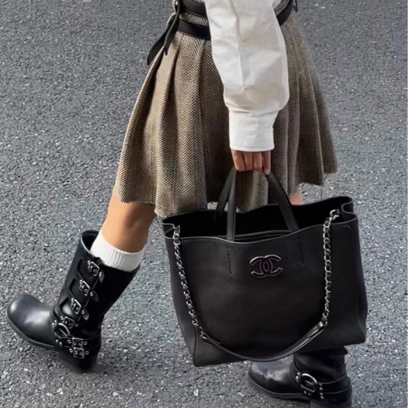 【97新 ✨ 全網最低價！】中古 Chanel香奈兒 黑銀琺瑯扣托特包小號 tote（下單前先詢問庫存❗️）-1