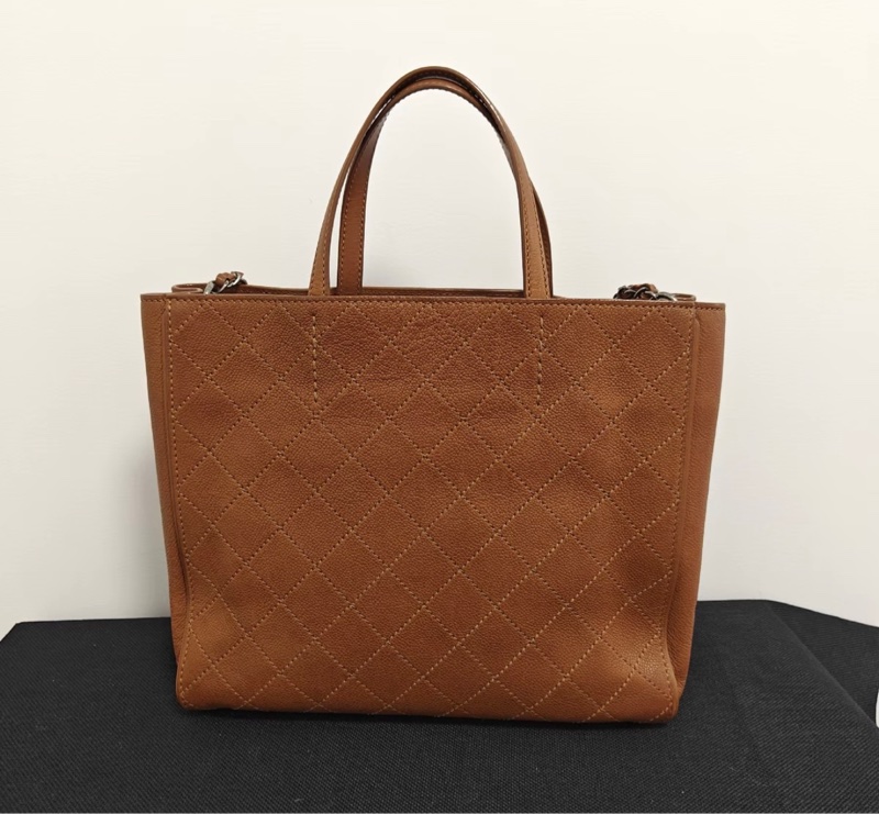 【97新 ✨ 全網最低價!】中古 chanel香奈兒 琺瑯扣托特包小號 棕色2 way手提包 單肩包(下單前先詢問庫存❗️)-1