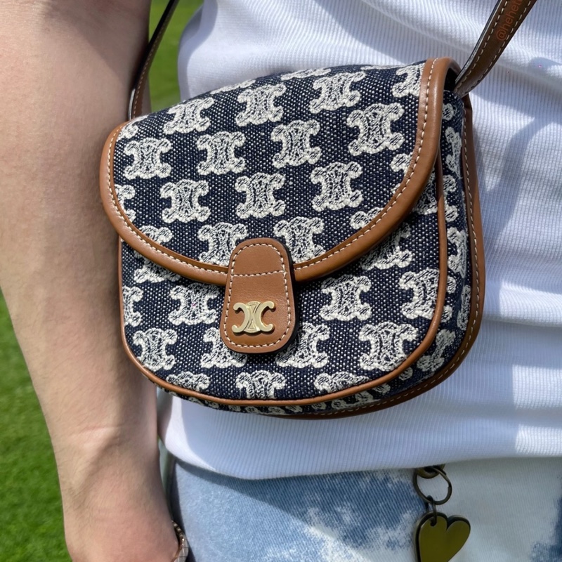 【顯眼logo👍🏻入門之選✨平價優惠】Celine 賽琳Besace Triomphe 凱旋門老花刺繡牛仔|迷你馬鞍包|單肩包|斜背包-1