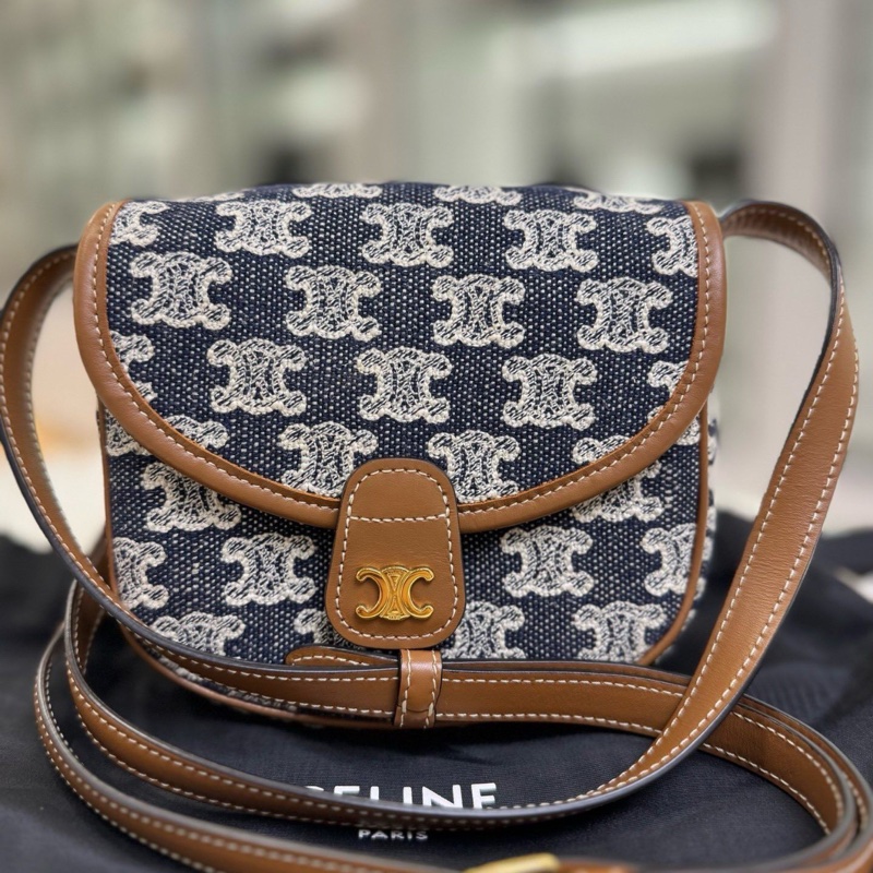 【顯眼logo👍🏻入門之選✨平價優惠】Celine 賽琳Besace Triomphe 凱旋門老花刺繡牛仔|迷你馬鞍包|單肩包|斜背包-2