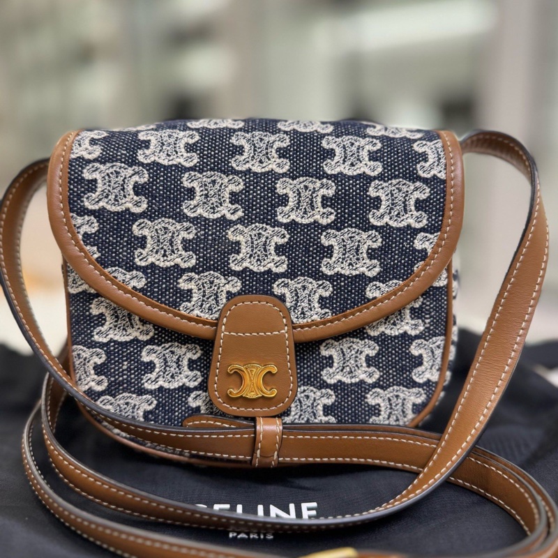 【顯眼logo👍🏻入門之選✨平價優惠】Celine 賽琳Besace Triomphe 凱旋門老花刺繡牛仔|迷你馬鞍包|單肩包|斜背包-3