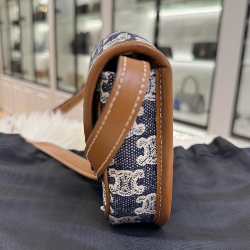 【顯眼logo👍🏻入門之選✨平價優惠】Celine 賽琳Besace Triomphe 凱旋門老花刺繡牛仔|迷你馬鞍包|單肩包|斜背包-5