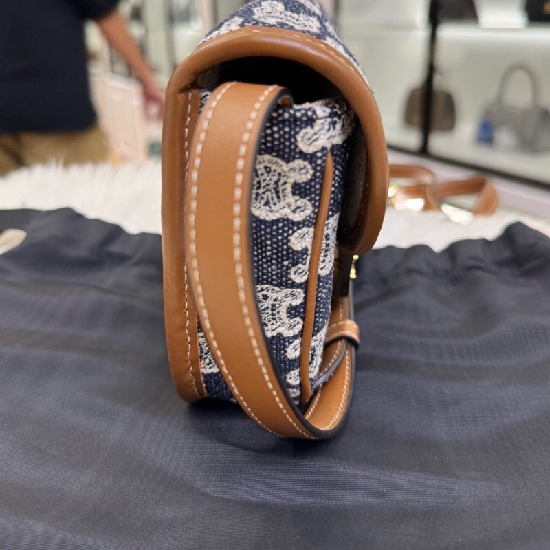 【顯眼logo👍🏻入門之選✨平價優惠】Celine 賽琳Besace Triomphe 凱旋門老花刺繡牛仔|迷你馬鞍包|單肩包|斜背包-6