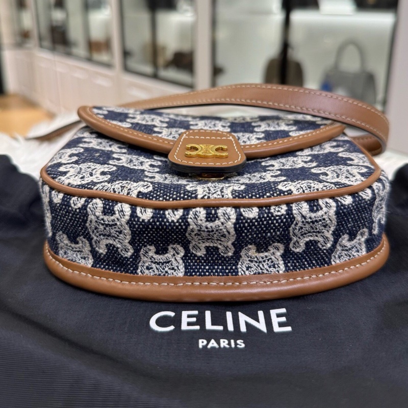 【顯眼logo👍🏻入門之選✨平價優惠】Celine 賽琳Besace Triomphe 凱旋門老花刺繡牛仔|迷你馬鞍包|單肩包|斜背包-7