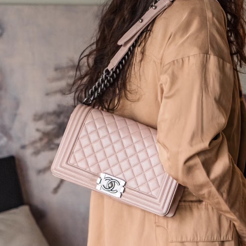 粉嫩少女感💕99新超稀有😍Chanel香奈兒藕粉色銀扣菱格紋牛皮中號leboy 單肩斜挎包-0