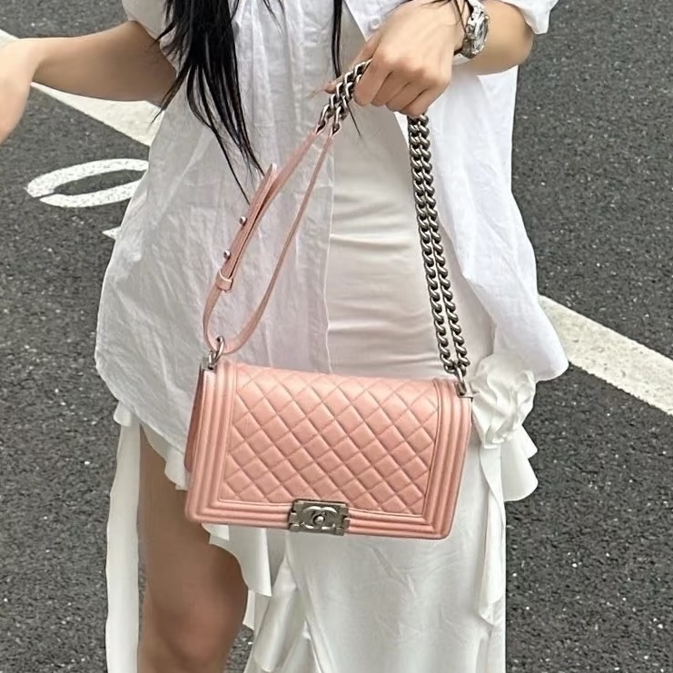 粉嫩少女感💕99新超稀有😍Chanel香奈兒藕粉色銀扣菱格紋牛皮中號leboy 單肩斜挎包-1