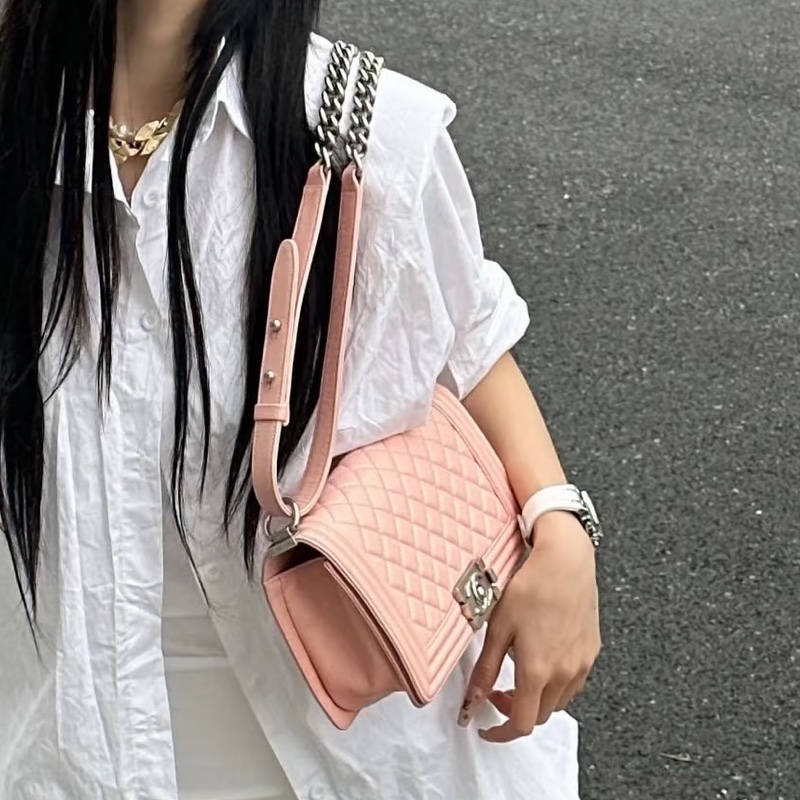 粉嫩少女感💕99新超稀有😍Chanel香奈兒藕粉色銀扣菱格紋牛皮中號leboy 單肩斜挎包-2